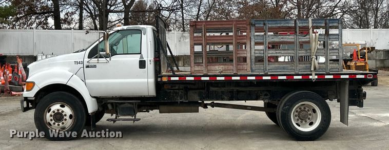 image for item ET6777 2003 Ford F650 Super Duty flatbed truck