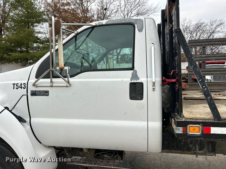 image for item ET6777 2003 Ford F650 Super Duty flatbed truck