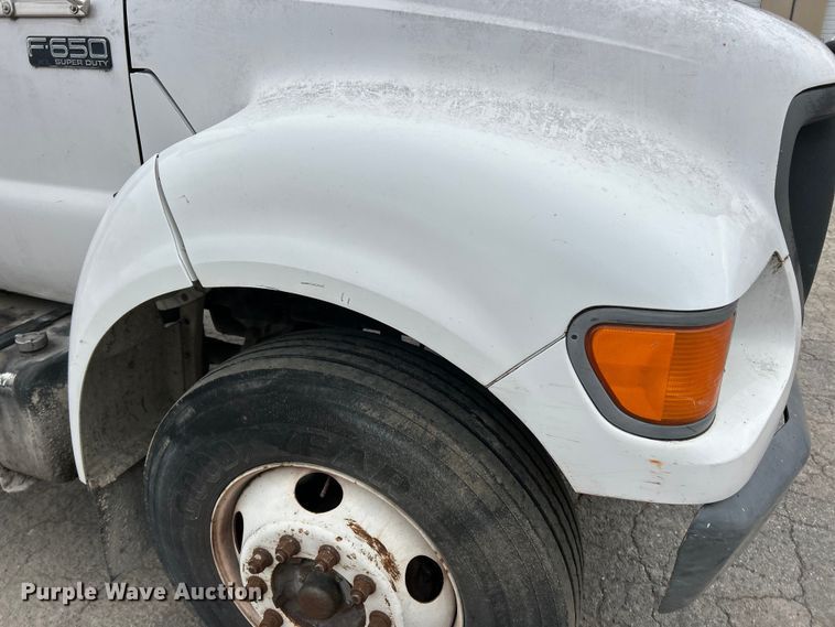 image for item ET6777 2003 Ford F650 Super Duty flatbed truck