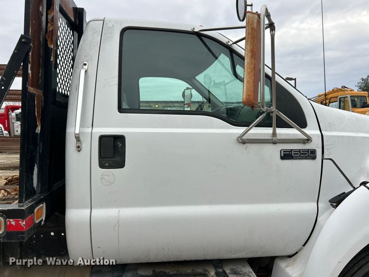 image for item ET6777 2003 Ford F650 Super Duty flatbed truck
