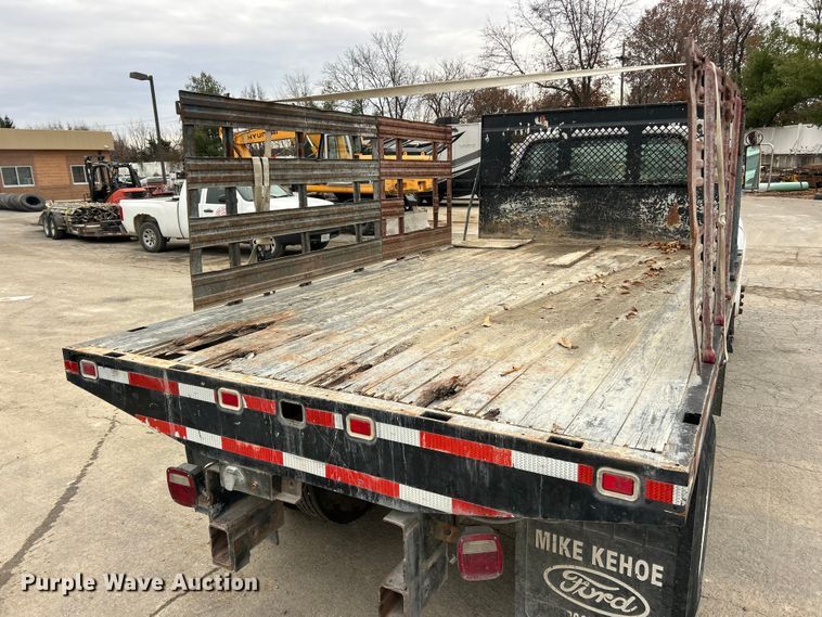 image for item ET6777 2003 Ford F650 Super Duty flatbed truck