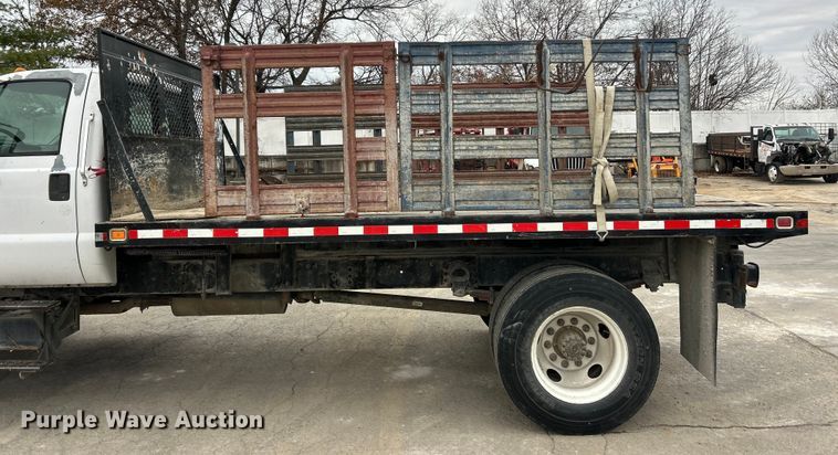 image for item ET6777 2003 Ford F650 Super Duty flatbed truck