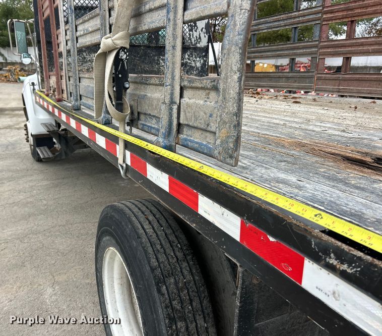 image for item ET6777 2003 Ford F650 Super Duty flatbed truck