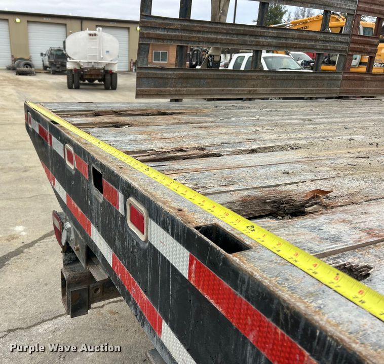image for item ET6777 2003 Ford F650 Super Duty flatbed truck