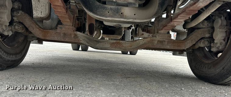 image for item ET6777 2003 Ford F650 Super Duty flatbed truck