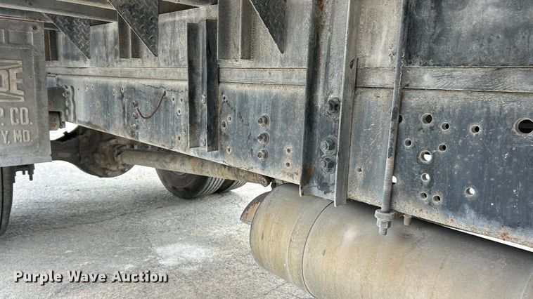 image for item ET6777 2003 Ford F650 Super Duty flatbed truck