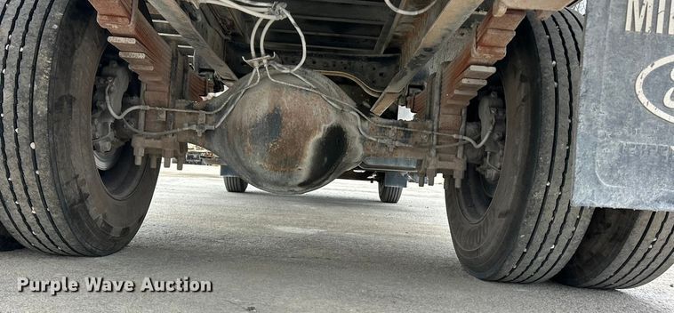 image for item ET6777 2003 Ford F650 Super Duty flatbed truck