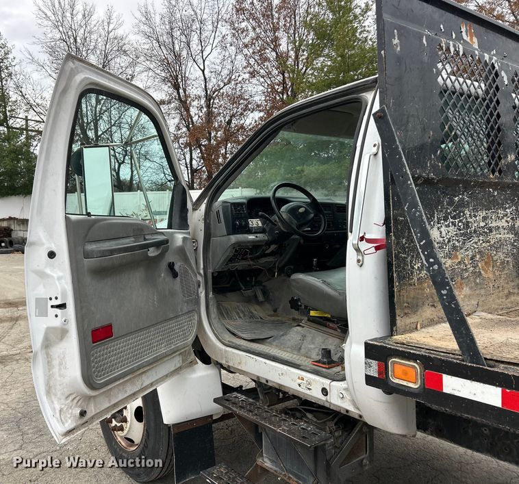 image for item ET6777 2003 Ford F650 Super Duty flatbed truck