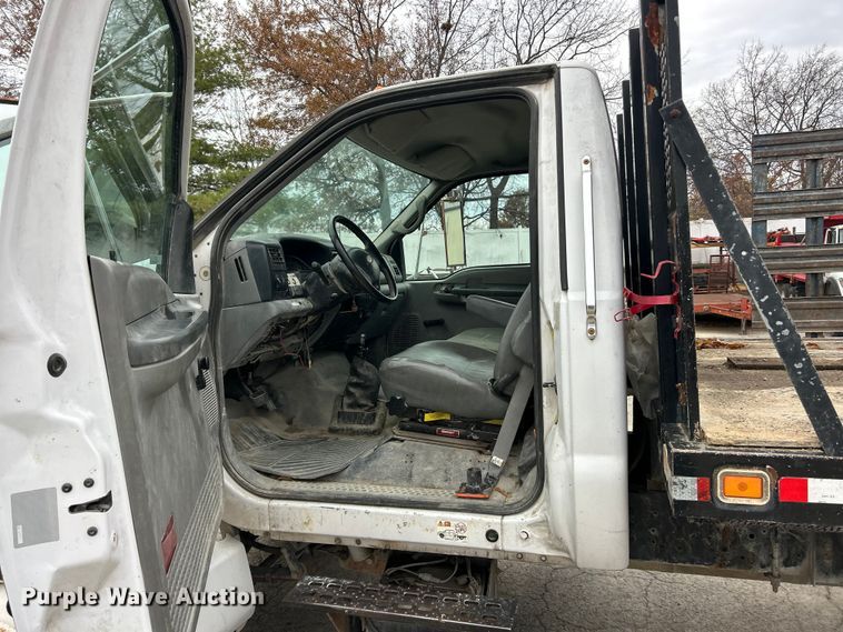 image for item ET6777 2003 Ford F650 Super Duty flatbed truck