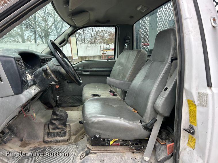 image for item ET6777 2003 Ford F650 Super Duty flatbed truck