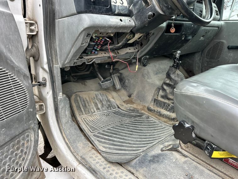 image for item ET6777 2003 Ford F650 Super Duty flatbed truck