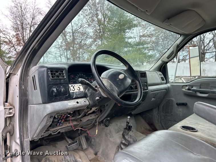 image for item ET6777 2003 Ford F650 Super Duty flatbed truck