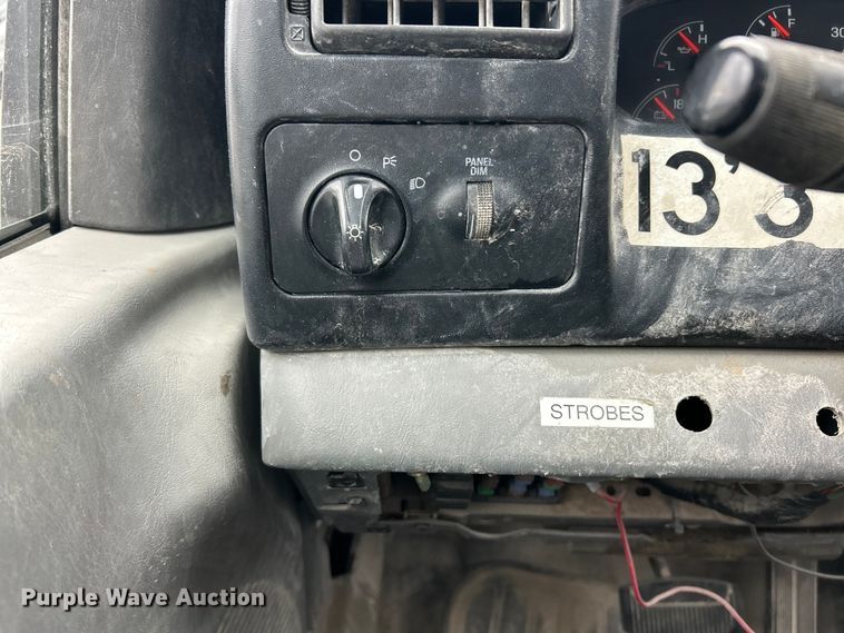 image for item ET6777 2003 Ford F650 Super Duty flatbed truck