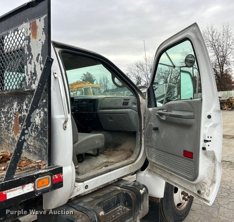 image for item ET6777 2003 Ford F650 Super Duty flatbed truck