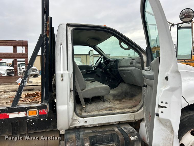 image for item ET6777 2003 Ford F650 Super Duty flatbed truck