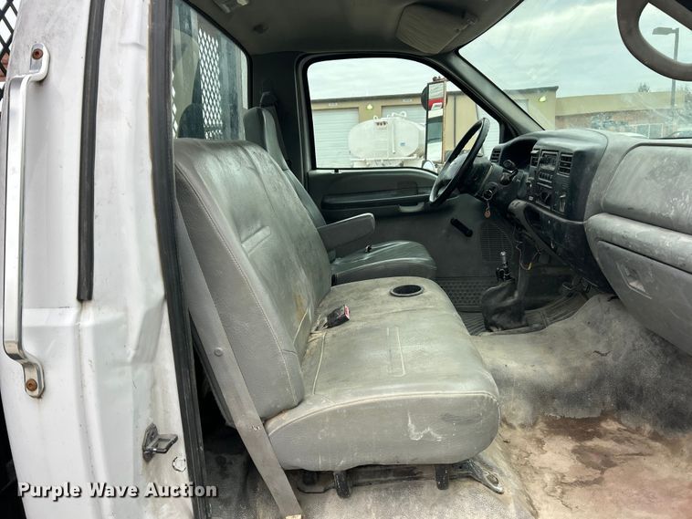 image for item ET6777 2003 Ford F650 Super Duty flatbed truck