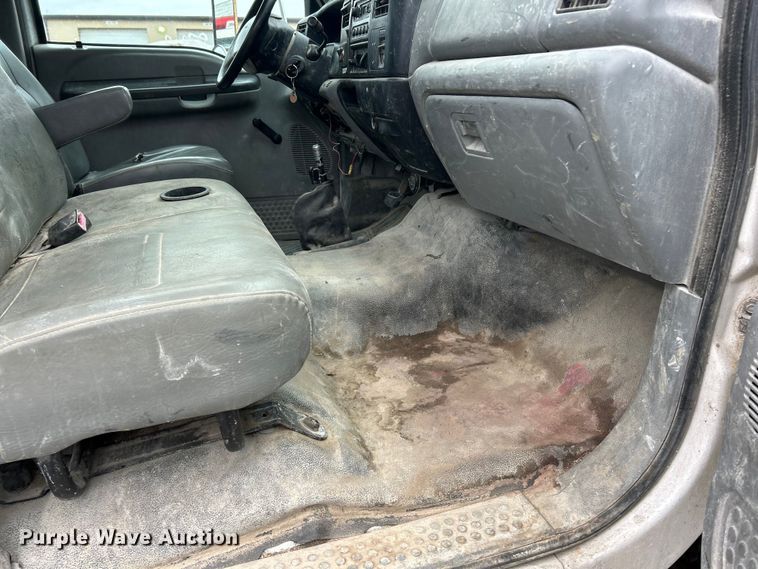 image for item ET6777 2003 Ford F650 Super Duty flatbed truck