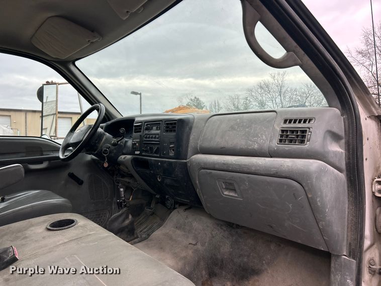 image for item ET6777 2003 Ford F650 Super Duty flatbed truck