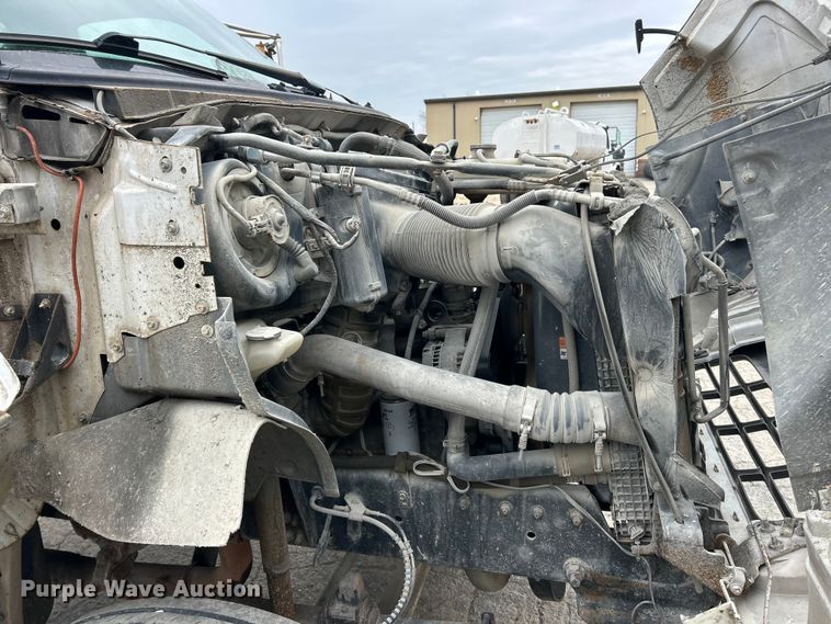 image for item ET6777 2003 Ford F650 Super Duty flatbed truck