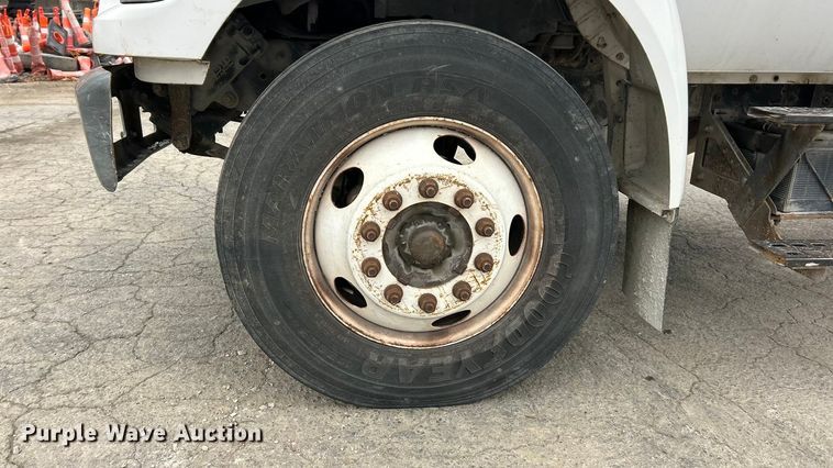 image for item ET6777 2003 Ford F650 Super Duty flatbed truck