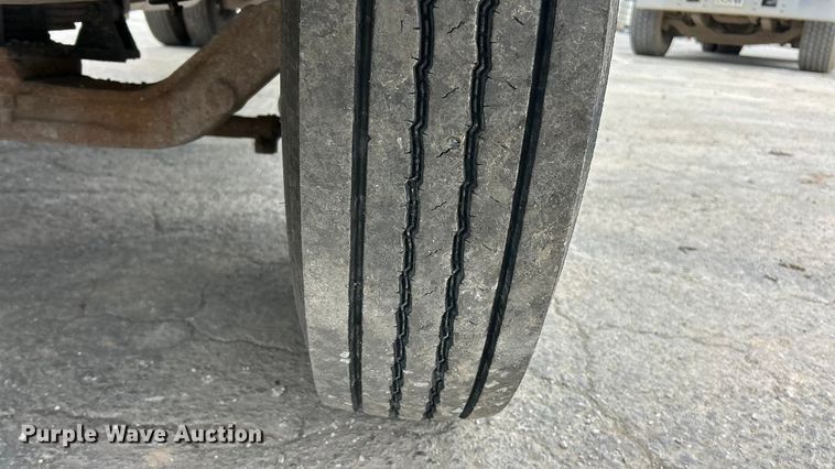 image for item ET6777 2003 Ford F650 Super Duty flatbed truck