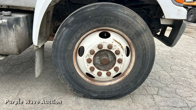 image for item ET6777 2003 Ford F650 Super Duty flatbed truck