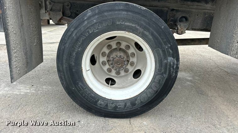 image for item ET6777 2003 Ford F650 Super Duty flatbed truck