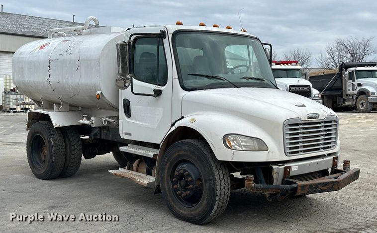 image for item ET6778 2005 Freightliner M2 water truck