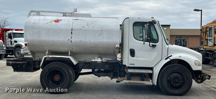 image for item ET6778 2005 Freightliner M2 water truck