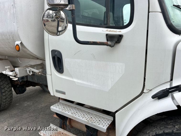 image for item ET6778 2005 Freightliner M2 water truck