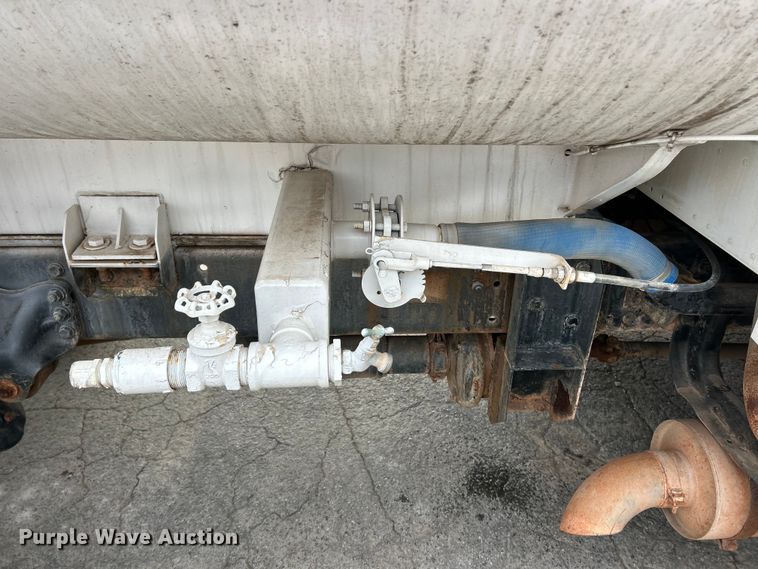 image for item ET6778 2005 Freightliner M2 water truck