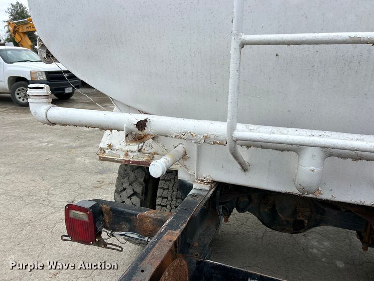 image for item ET6778 2005 Freightliner M2 water truck