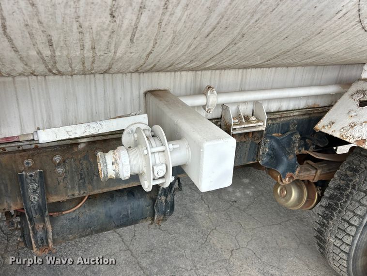 image for item ET6778 2005 Freightliner M2 water truck