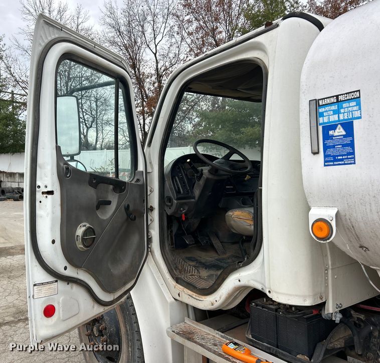 image for item ET6778 2005 Freightliner M2 water truck