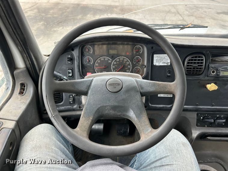 image for item ET6778 2005 Freightliner M2 water truck