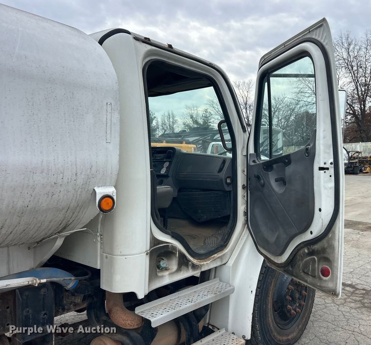 image for item ET6778 2005 Freightliner M2 water truck