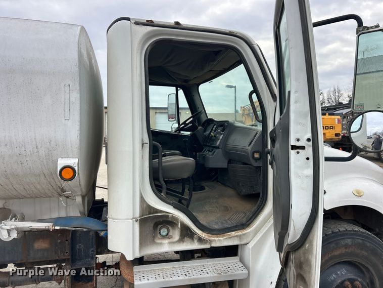 image for item ET6778 2005 Freightliner M2 water truck