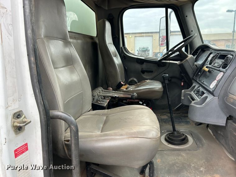 image for item ET6778 2005 Freightliner M2 water truck