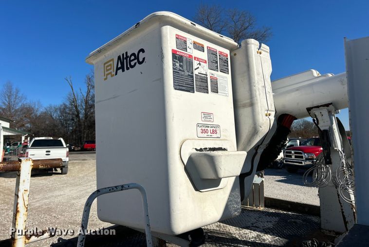 image for item ET6813 2012 Freightliner Business Class M2 bucket truck