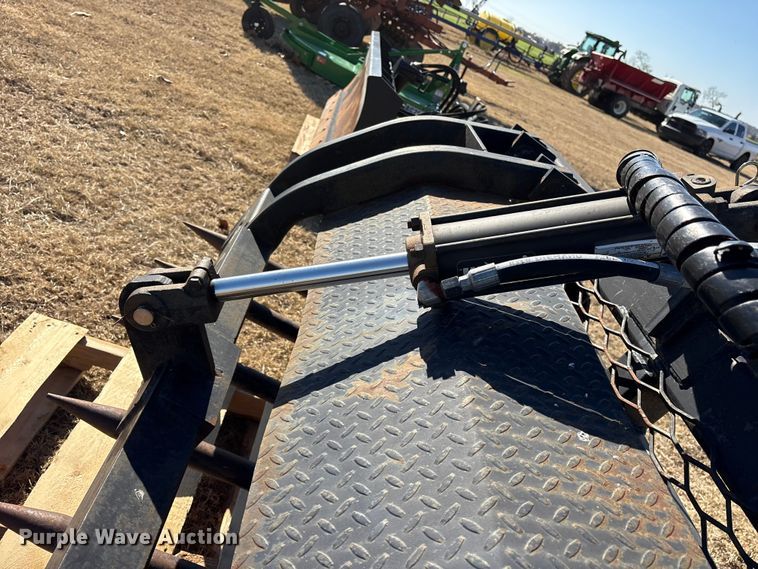 image for item ET7444 Maxim skid steer root grapple bucket