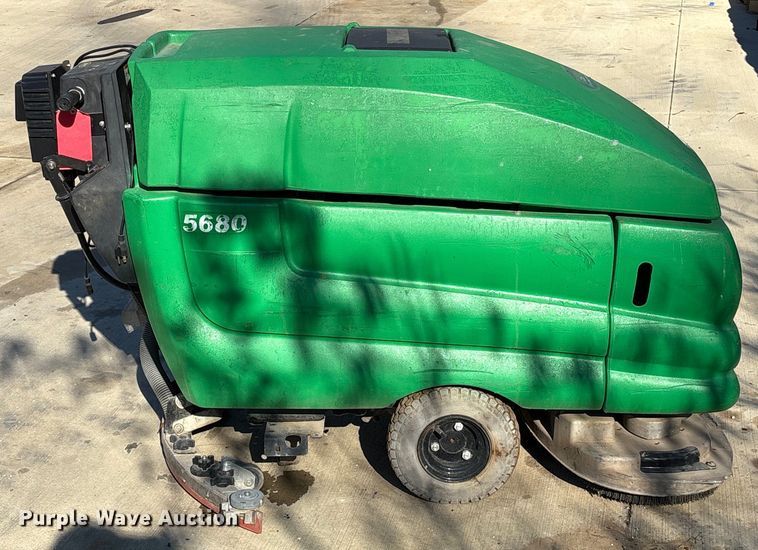 image for item EU7117 Tennant 5680 floor scrubber