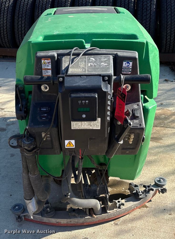 image for item EU7117 Tennant 5680 floor scrubber