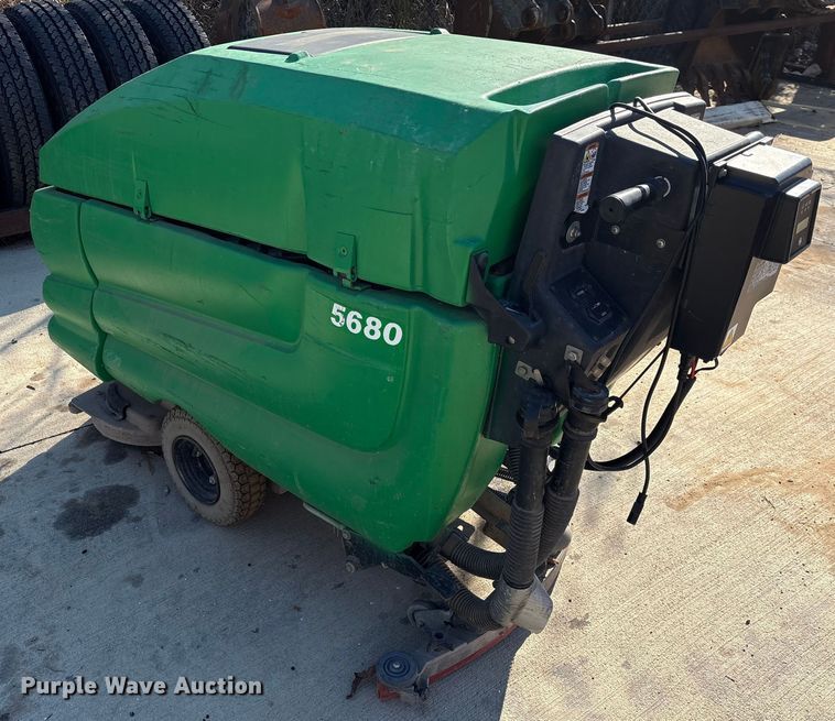 image for item EU7117 Tennant 5680 floor scrubber