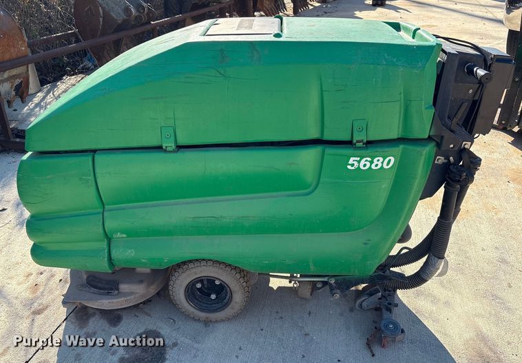 image for item EU7117 Tennant 5680 floor scrubber