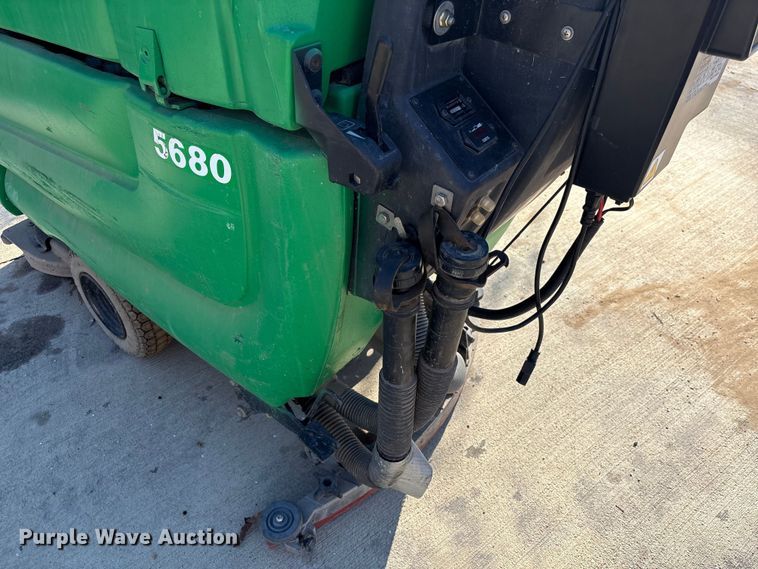 image for item EU7117 Tennant 5680 floor scrubber