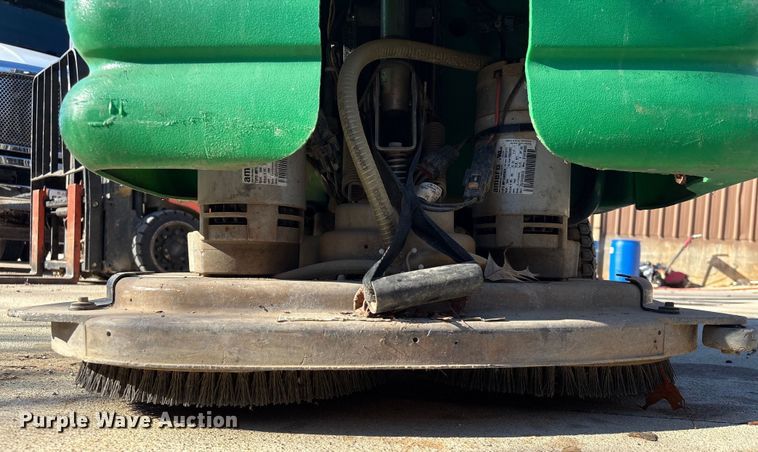 image for item EU7117 Tennant 5680 floor scrubber