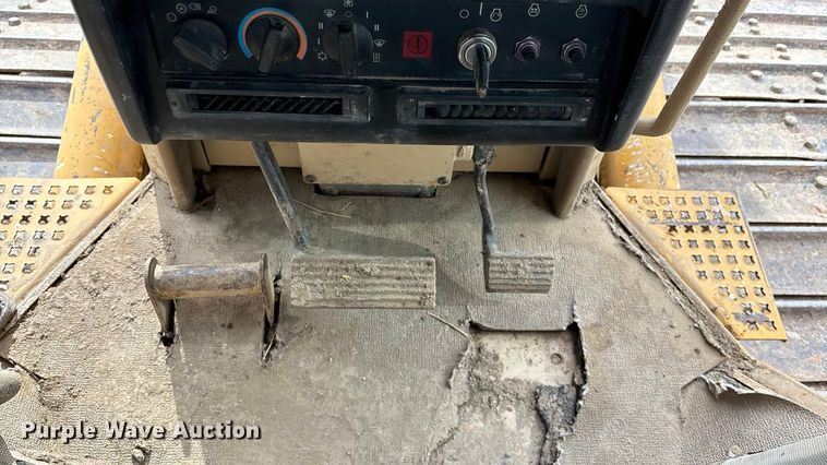 image for item FG1645 1997 Caterpillar D6M dozer