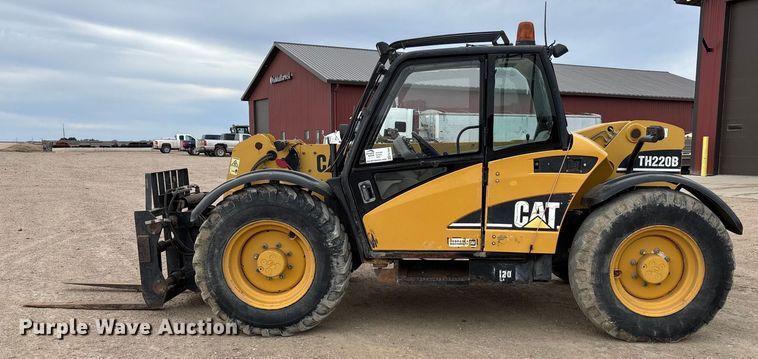 image for item FG1648 2005 Caterpillar TH220B telehandler