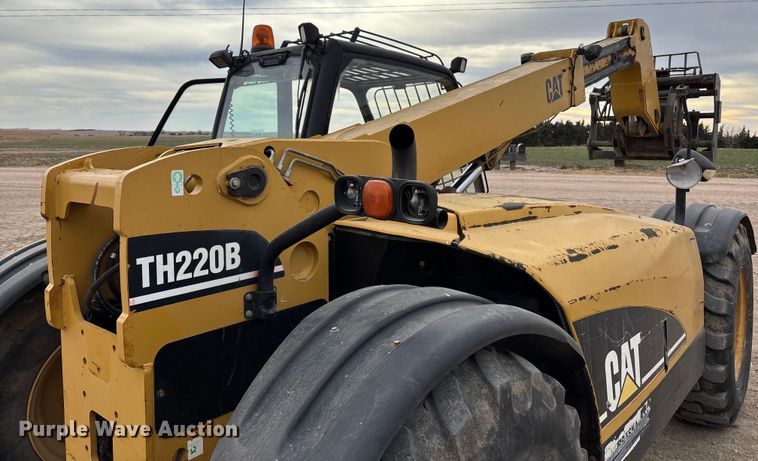 image for item FG1648 2005 Caterpillar TH220B telehandler