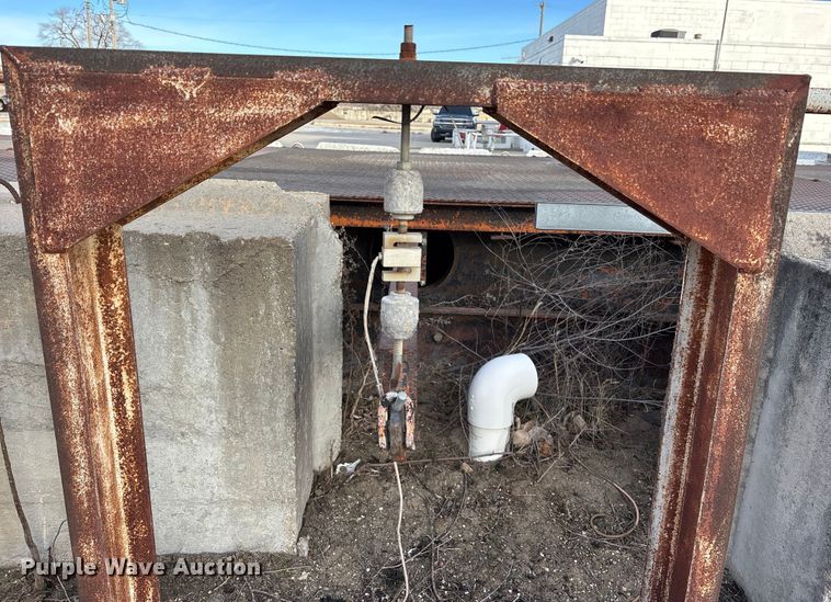 image for item FG1660 Thorman Toledo 8132 drive over scales